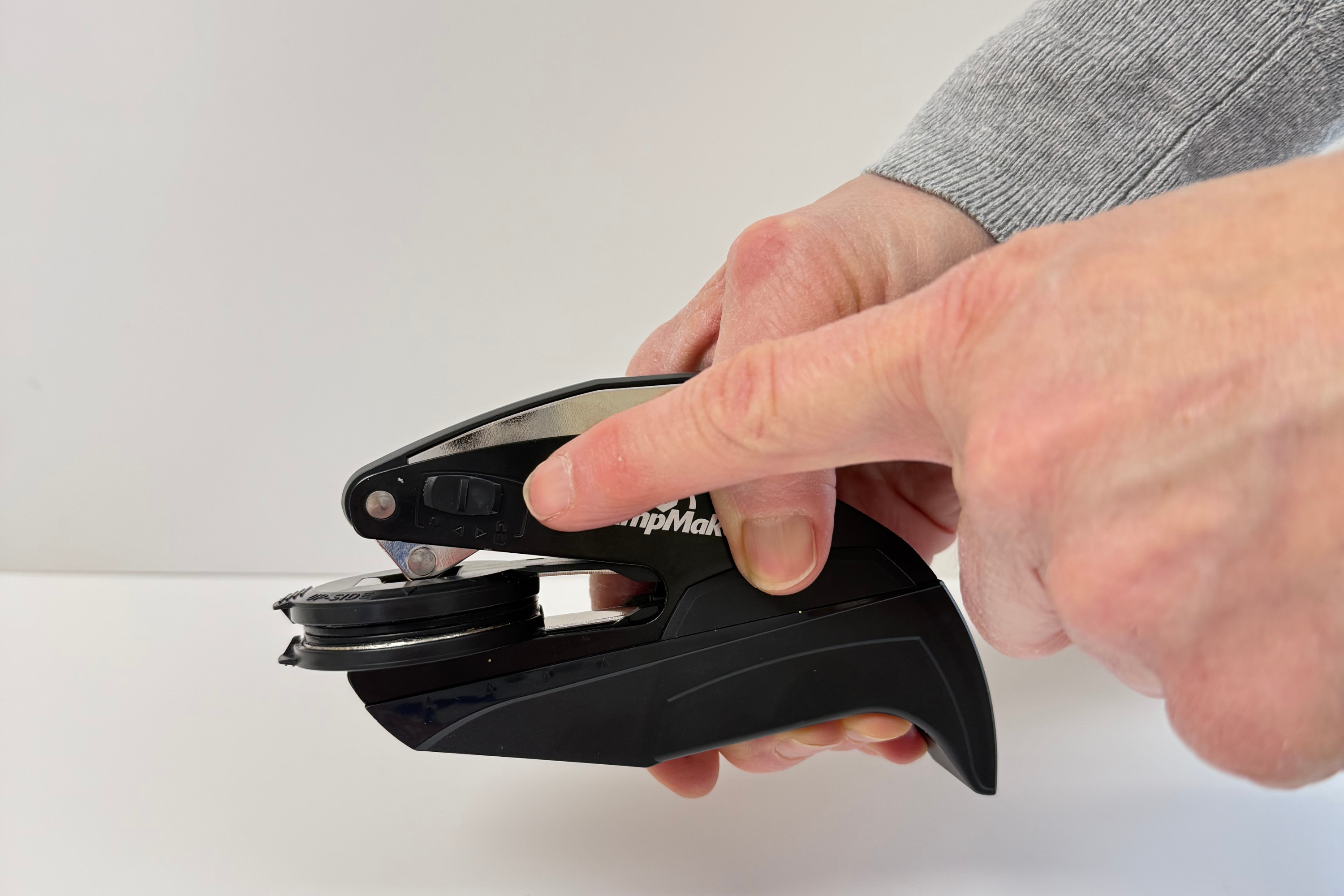 Move the seal's lock to the down position